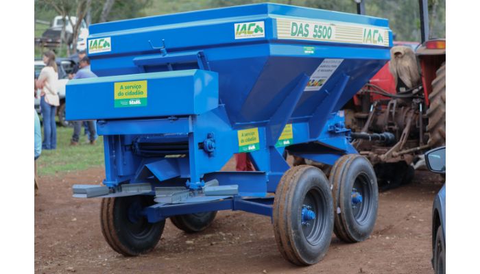 Laranjeiras - Associação de Produtores do Rio Cachoeira, recebe distribuidor de calcário